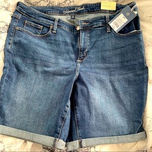 NWT Universal Thread Bermuda Shots Size 18